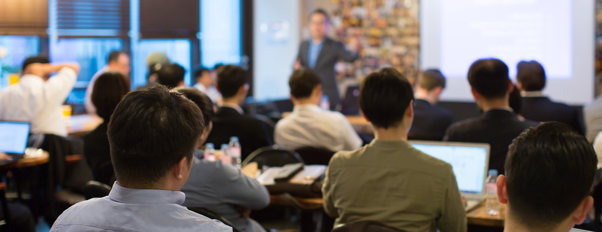 jumbotron-babson-dba-04-1920x740 Students in classroom