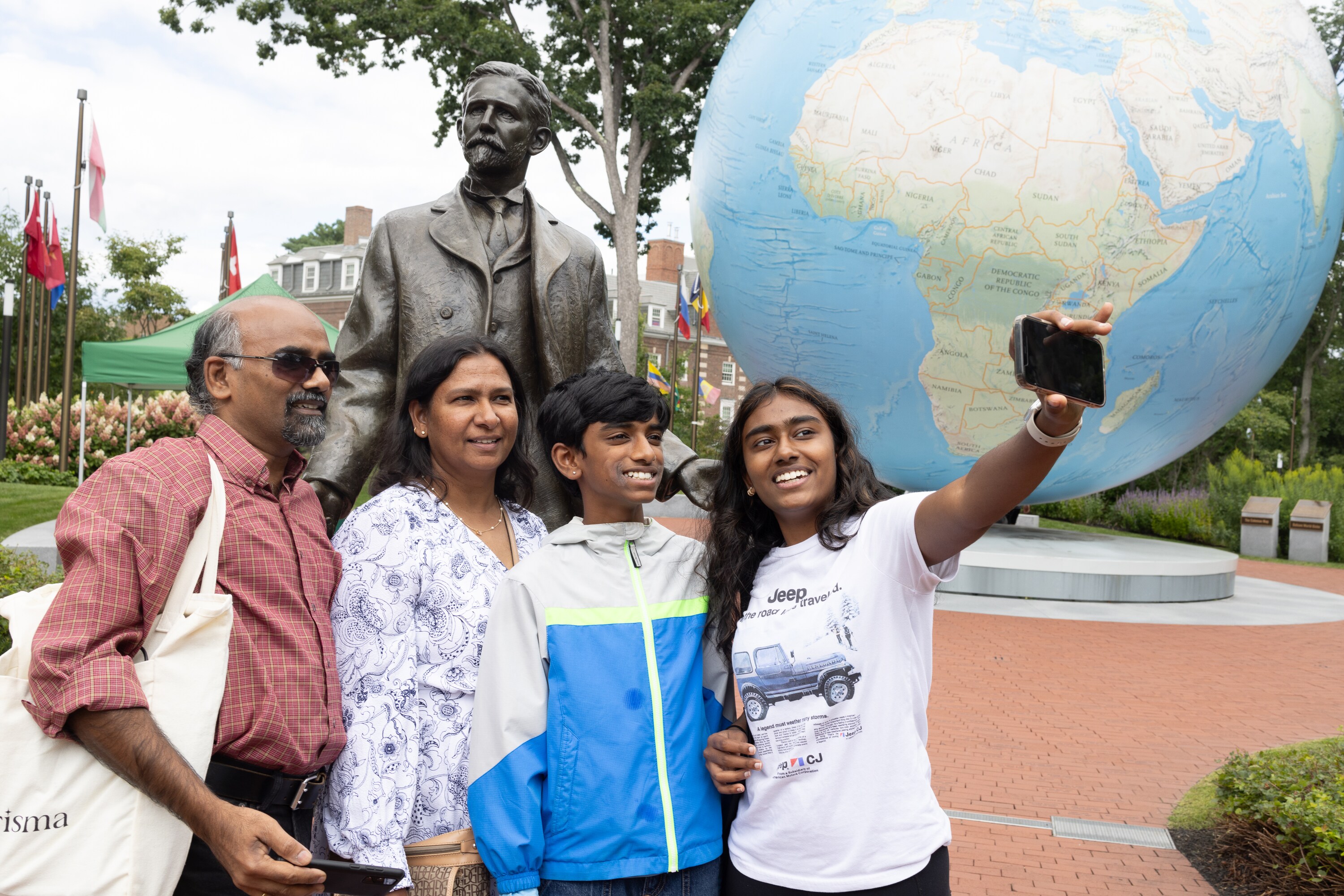 parents-globe-selfie